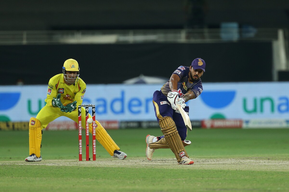 आयपीएल (IPL 2020) च्या कोलकाता (KKR)विरुद्धच्या मॅचमध्ये कायम शांत असणारा धोनी थोडा संतापलेला पाहायला मिळाला. या मॅचमध्ये नितीश राणाने धडाकेबाज अर्धशतक केलं. राणाने 61 बॉलमध्ये 87 रनची खेळी केली. अर्धशतक करण्यासाठी नितीश राणाने 44 बॉल घेतले, पण यानंतर त्याने 17 बॉलमध्ये 37 रन केले. आयपीएल (IPL 2020) च्या कोलकाता (KKR)विरुद्धच्या मॅचमध्ये कायम शांत असणारा धोनी थोडा संतापलेला पाहायला मिळाला. या मॅचमध्ये नितीश राणाने धडाकेबाज अर्धशतक केलं. राणाने 61 बॉलमध्ये 87 रनची खेळी केली. अर्धशतक करण्यासाठी नितीश राणाने 44 बॉल घेतले, पण यानंतर त्याने 17 बॉलमध्ये 37 रन केले.