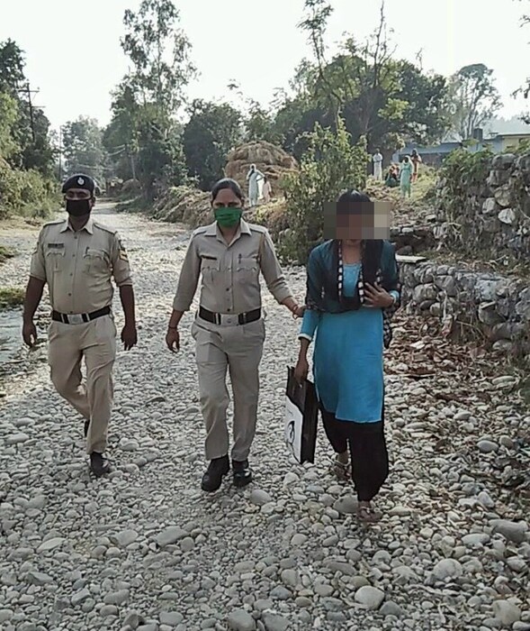 आपल्या प्रियकराकडून धोका मिळाल्यानंतर, महिलेचा पाण्याच्या टाकीवर चढून 'शोले' स्टाईल स्टंट...