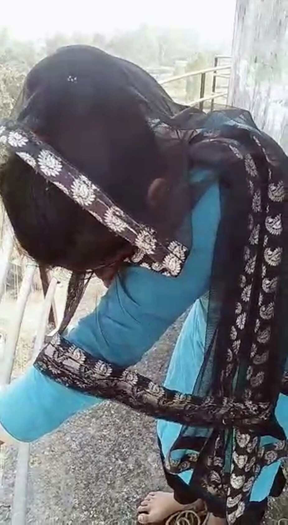 त्यानंतर, या महिलेने आपल्या दोन मुलांना आणि पतीला सोडून, त्या युवकासोबत राहण्याचा निर्णय घेतला. त्यानंतर, या महिलेने आपल्या दोन मुलांना आणि पतीला सोडून, त्या युवकासोबत राहण्याचा निर्णय घेतला.