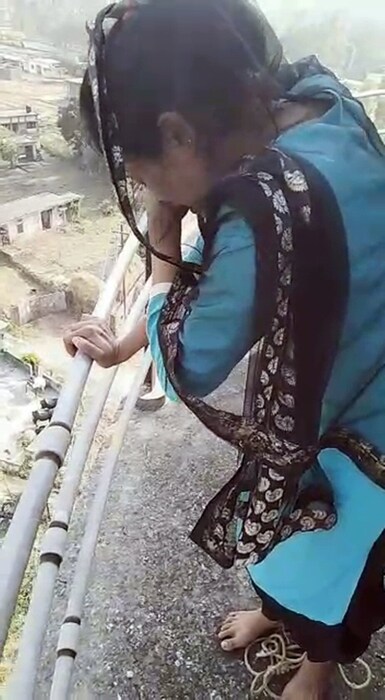 व्हिडीओमध्ये महिला, मरणाशिवाय कोणताही पर्याय नसून, यासाठी तो युवक जबाबदार असल्याचं सांगत आहे. 