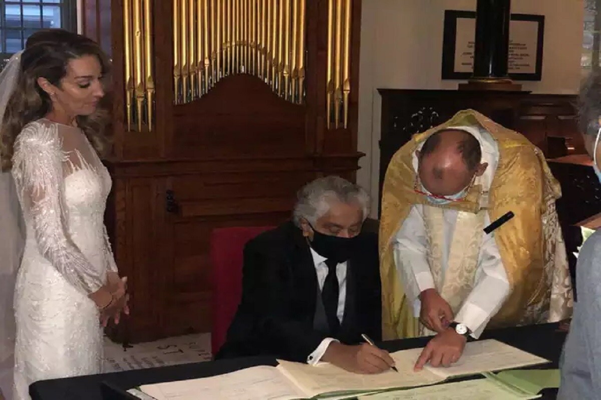 रिपोर्टनुसार, कॅरोलीन ब्रॉसार्ड यांची हरीश यांच्याबरोबर एका कला प्रदर्शनात भेट झाली होती. त्यानंतर हळूहळू मैत्रीचं रूपांतर प्रेमात झालं आणि दोघांनी लग्न करण्याचा निर्णय घेतला. रिपोर्टनुसार, कॅरोलीन ब्रॉसार्ड यांची हरीश यांच्याबरोबर एका कला प्रदर्शनात भेट झाली होती. त्यानंतर हळूहळू मैत्रीचं रूपांतर प्रेमात झालं आणि दोघांनी लग्न करण्याचा निर्णय घेतला.