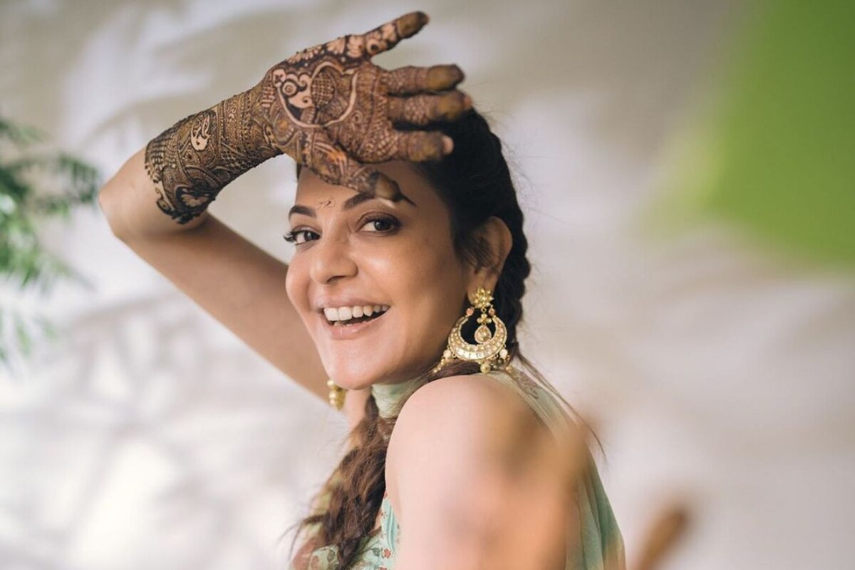 काजलने आपल्या मेहंदीचेही फोटो शेअर केले होते. आपला रिअल लाइफच्या साथियाच्या नावाची तिनं मेहंदी काढली होती. (Instagram/Photo) काजलने आपल्या मेहंदीचेही फोटो शेअर केले होते. आपला रिअल लाइफच्या साथियाच्या नावाची तिनं मेहंदी काढली होती. (Instagram/Photo)