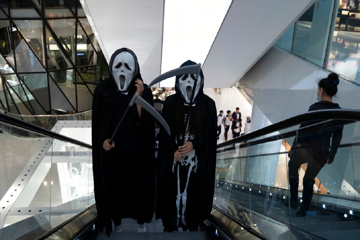 Halloween 2020 : 31 ऑक्टोबर हा दिवस जगभरात Halloween Day म्हणून साजरा केला जातो. या दिनानिमित्तानं चीन, रोमानिया, अमेरिका या देशांसोबत जगभरात विविध ठिकाणी हा दिवस अगदी खास आणि अनोख्या पद्धतीनं साजरा केला जातो. फोटो: AP Halloween 2020 : 31 ऑक्टोबर हा दिवस जगभरात Halloween Day म्हणून साजरा केला जातो. या दिनानिमित्तानं चीन, रोमानिया, अमेरिका या देशांसोबत जगभरात विविध ठिकाणी हा दिवस अगदी खास आणि अनोख्या पद्धतीनं साजरा केला जातो. फोटो: AP