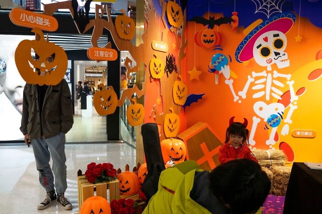 China Halloween 2020 चीनमध्ये मात्र हा दिवस विशेष साजरा केला जात नाही मात्र यंदा कोरोना काळात अर्थव्यवस्थेला गती देण्यासाठी चीननं देखील वेगळ्या पद्धतीनं हा दिवस साजरा केला आहे. फोटो: AP China Halloween 2020 चीनमध्ये मात्र हा दिवस विशेष साजरा केला जात नाही मात्र यंदा कोरोना काळात अर्थव्यवस्थेला गती देण्यासाठी चीननं देखील वेगळ्या पद्धतीनं हा दिवस साजरा केला आहे. फोटो: AP