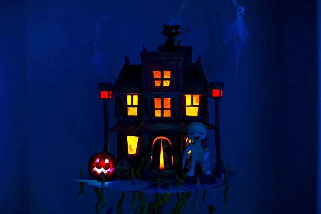 तर रोमानिया देशात 2020 या सरत्या वर्षाला बाय बाय करणारे Halloween उभारण्यात आले होते. जगभरात आलेलं कोरोनाचं संकट लवकर दूर व्हावं यासाठी प्रार्थना देखील केली आहे. फोटो: AP तर रोमानिया देशात 2020 या सरत्या वर्षाला बाय बाय करणारे Halloween उभारण्यात आले होते. जगभरात आलेलं कोरोनाचं संकट लवकर दूर व्हावं यासाठी प्रार्थना देखील केली आहे. फोटो: AP