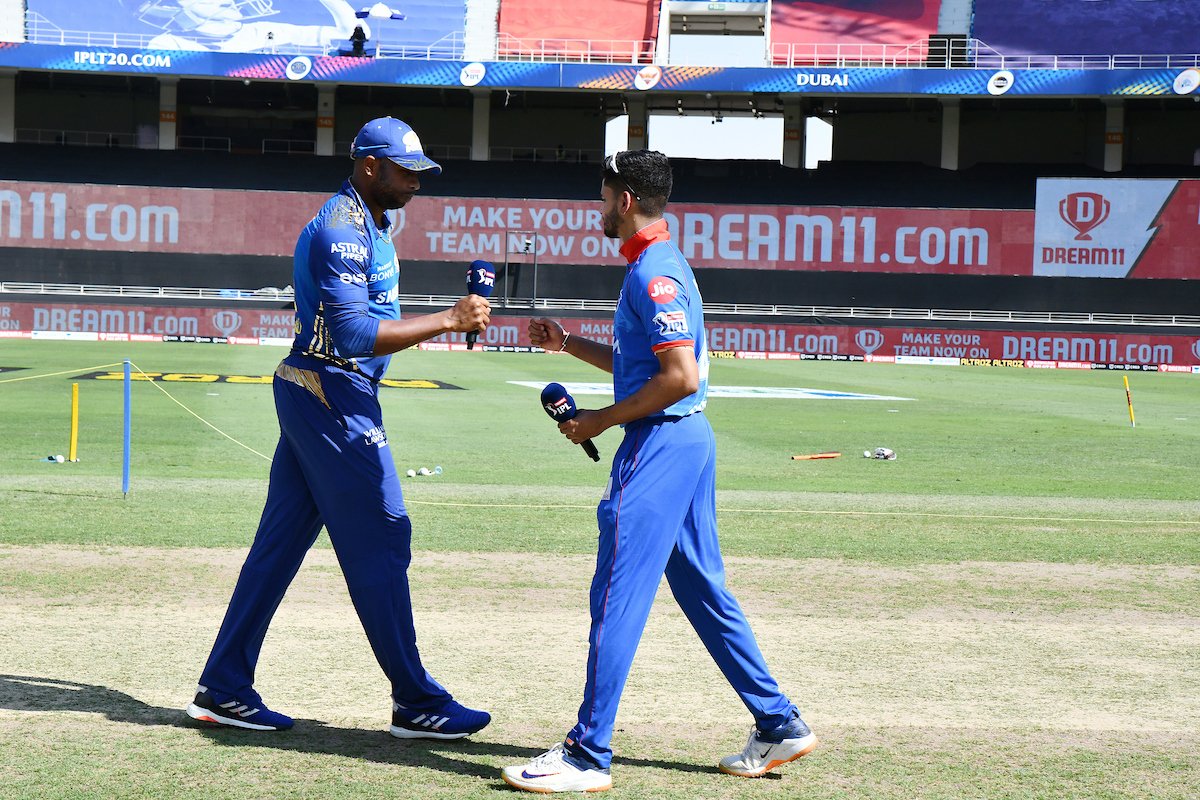 आयपीएल (IPL 2020) च्या यंदाच्या मोसमात मुंबई (Mumbai Indians)च्या टीमने जबरदस्त कामगिरी केली आहे. या हंगामात प्ले-ऑफमध्ये पोहोचणारी मुंबई पहिली टीम ठरली आहे. आयपीएलच्या इतिहासात सगळ्यात यशस्वी असलेल्या मुंबईने दिल्ली (Delhi Capitals)विरुद्धच्या मॅचमध्ये मैदानात उतरताच नवा विक्रम केला आहे. मुंबईची टीम जगात सर्वाधिक टी-20 मॅच खेळणारी टीम बनली आहे. मुंबईने इंग्लंडची काऊंटी टीम असलेल्या समरसेटचं रेकॉर्ड मोडलं आहे. आयपीएल (IPL 2020) च्या यंदाच्या मोसमात मुंबई (Mumbai Indians)च्या टीमने जबरदस्त कामगिरी केली आहे. या हंगामात प्ले-ऑफमध्ये पोहोचणारी मुंबई पहिली टीम ठरली आहे. आयपीएलच्या इतिहासात सगळ्यात यशस्वी असलेल्या मुंबईने दिल्ली (Delhi Capitals)विरुद्धच्या मॅचमध्ये मैदानात उतरताच नवा विक्रम केला आहे. मुंबईची टीम जगात सर्वाधिक टी-20 मॅच खेळणारी टीम बनली आहे. मुंबईने इंग्लंडची काऊंटी टीम असलेल्या समरसेटचं रेकॉर्ड मोडलं आहे.