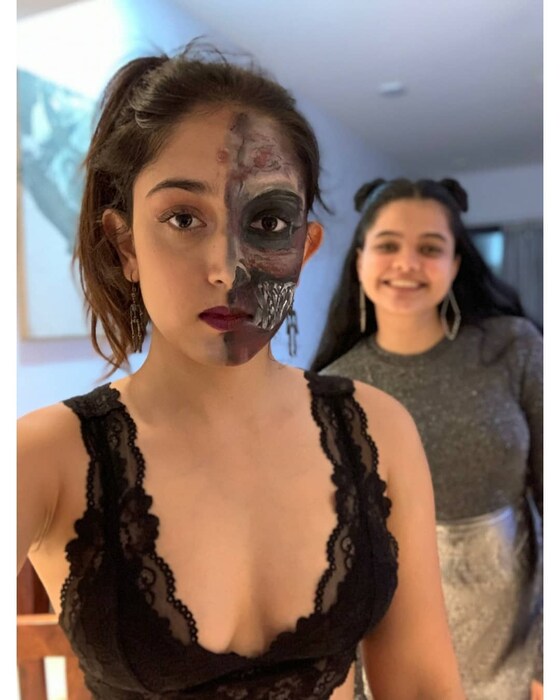 इरा खानने इंस्टाग्राम अकाउंटवर काही फोटो शेअर केले आहेत. यामध्ये तिने भीतीदायक मेकअप केला आहे. फोटोमध्ये दिसतंय की तिने चेहऱ्याच्या एका बाजूला मेकअप केला आहे. (Photo Credit- @khan.ira/Instagram)