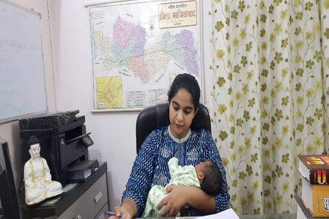 कोरोना काळात आपली जबाबदारी ओळखून सौम्या पांडेय यांनी डिलिव्हरीच्या केवळ 22 दिवसांनंतर कार्यालयात जाण्यास सुरुवात केली. त्यांच्या याच कर्तव्यदक्षतेचं सोशल मीडियावर कौतुक होत आहे.