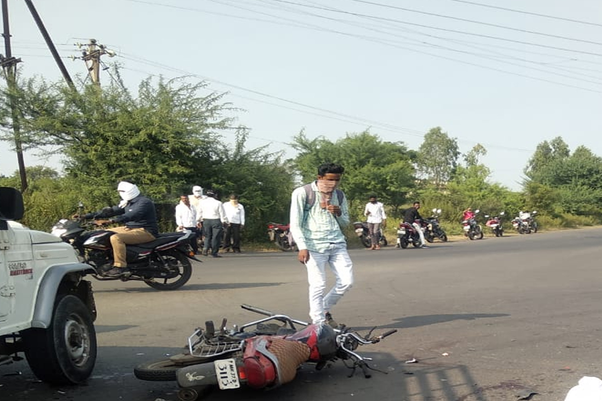 दसऱ्याच्या दुसऱ्या दिवशीच भीषण अपघात! धडक बसताच दुचाकी जळून खाक, अन्..