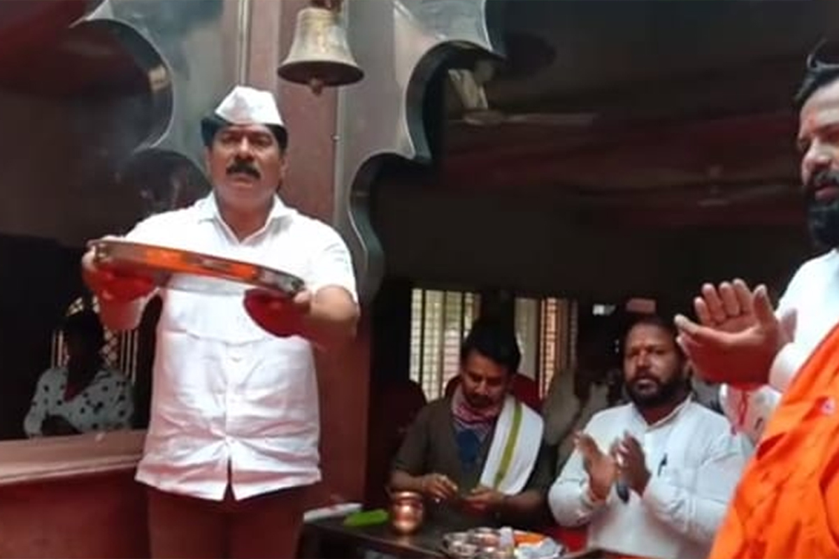 शिवसेना-राष्ट्रवादी पुरस्कृत आमदाराची 'दबंगगिरी', थेट मंदिरात प्रवेश करून पूजापाठ