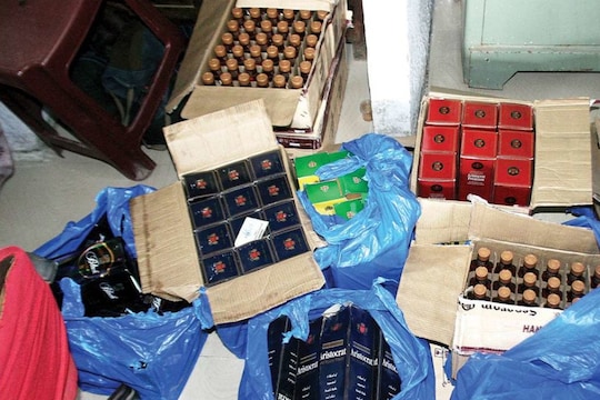 पुण्यात गोरखधंद्याचा पर्दाफाश, पती, पत्नीसह दीराविरुद्ध गुन्हा दाखल