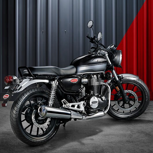 नवीन CB350 मध्ये DRLs सह नियो-क्लासिक LED हेडलाइट दिले आहे. या बाइकमध्ये टेलिस्कोपिमक सस्पेंशन आणि ब्लॅक कलरमधील अॅलॉय व्हील्स असणार आहे. या बाइकमध्ये सिंगल सीट मॉडेल सुद्धा उपलब्ध आहे. नवीन CB350 मध्ये DRLs सह नियो-क्लासिक LED हेडलाइट दिले आहे. या बाइकमध्ये टेलिस्कोपिमक सस्पेंशन आणि ब्लॅक कलरमधील अॅलॉय व्हील्स असणार आहे. या बाइकमध्ये सिंगल सीट मॉडेल सुद्धा उपलब्ध आहे.