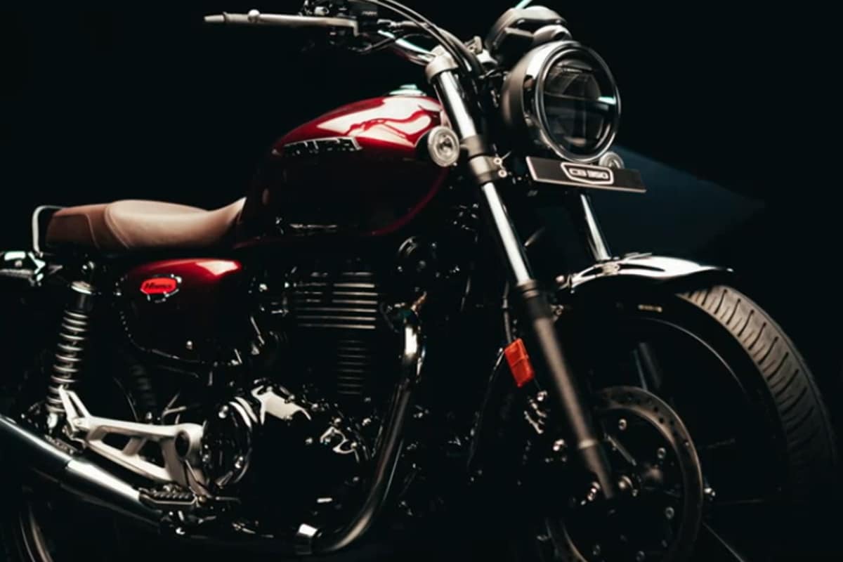 नवीन CB350 मध्ये DRLs सह नियो-क्लासिक LED हेडलाइट दिले आहे. या बाइकमध्ये टेलिस्कोपिमक सस्पेंशन आणि ब्लॅक कलरमधील अॅलॉय व्हील्स असणार आहे. या बाइकमध्ये सिंगल सीट मॉडेल सुद्धा उपलब्ध आहे. नवीन CB350 मध्ये DRLs सह नियो-क्लासिक LED हेडलाइट दिले आहे. या बाइकमध्ये टेलिस्कोपिमक सस्पेंशन आणि ब्लॅक कलरमधील अॅलॉय व्हील्स असणार आहे. या बाइकमध्ये सिंगल सीट मॉडेल सुद्धा उपलब्ध आहे.