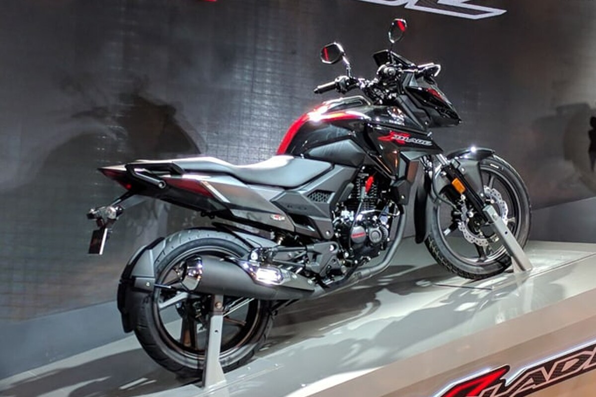 Honda X-Blade - या बाइकमध्ये 162.71 सीसी, 4-स्ट्रोक, SI, BS6 इंजिन दिले असून 13.6 hp पॉवर आणि 14.7 Nm इतका टॉर्क जनरेट करतो. या बाइकमध्ये 5-स्पीड मॅन्युअल ट्रांसमिशन दिले आहे. या बाइकची किंमतही दिल्ली एक्स शोरुम 1,06,687 रुपये इतकी आहे. Honda X-Blade - या बाइकमध्ये 162.71 सीसी, 4-स्ट्रोक, SI, BS6 इंजिन दिले असून 13.6 hp पॉवर आणि 14.7 Nm इतका टॉर्क जनरेट करतो. या बाइकमध्ये 5-स्पीड मॅन्युअल ट्रांसमिशन दिले आहे. या बाइकची किंमतही दिल्ली एक्स शोरुम 1,06,687 रुपये इतकी आहे.