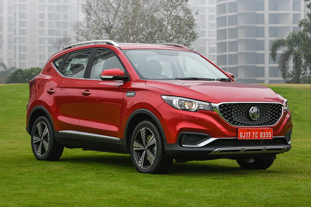MG ZS EV ही गाडी मॉरिस गॅरेजने नुकतीच लाँच केली. आतापर्यंत 514 गाड्यांची विक्री झाली आहे. ZS EV मध्ये दोन मॉडेल लाँच करण्यात आले आहे. या कारमध्ये 44.5 kWh लिक्विड-कूल्ड IP67 रेटेड बॅटरी दिली आहे. जी 142 PS पॉवर आणि 353 Nm इतका टॉर्क जनरेट करते. एकदा फूल चार्ज केल्यावर ही कार 340 किलोमीटर प्रवास करते. या कारचा टॉप स्पीड 140 किलोमीटर प्रति तास आहे. MG ZS इलेक्ट्रिक एसयुव्हीची किंमत 20.88 लाखांपासून ते 23.58 लाख इतकी आहे. MG ZS EV ही गाडी मॉरिस गॅरेजने नुकतीच लाँच केली. आतापर्यंत 514 गाड्यांची विक्री झाली आहे. ZS EV मध्ये दोन मॉडेल लाँच करण्यात आले आहे. या कारमध्ये 44.5 kWh लिक्विड-कूल्ड IP67 रेटेड बॅटरी दिली आहे. जी 142 PS पॉवर आणि 353 Nm इतका टॉर्क जनरेट करते. एकदा फूल चार्ज केल्यावर ही कार 340 किलोमीटर प्रवास करते. या कारचा टॉप स्पीड 140 किलोमीटर प्रति तास आहे. MG ZS इलेक्ट्रिक एसयुव्हीची किंमत 20.88 लाखांपासून ते 23.58 लाख इतकी आहे.