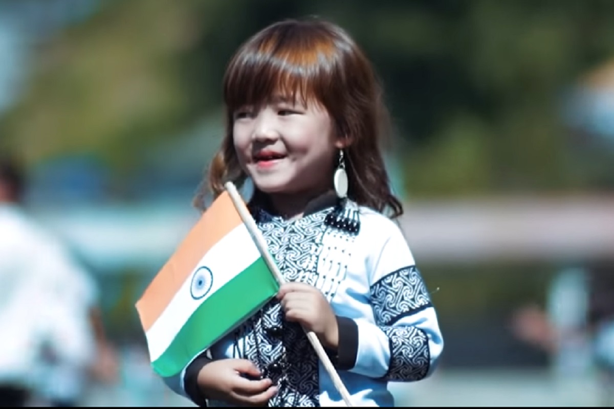 VIDEO: 'माँ तुझे सलाम’चं एवढं गोड व्हर्जन तुम्ही ऐकलं नसेलच, 4 वर्षांची Esther जिंकतेय नेटिझन्सनी मनं