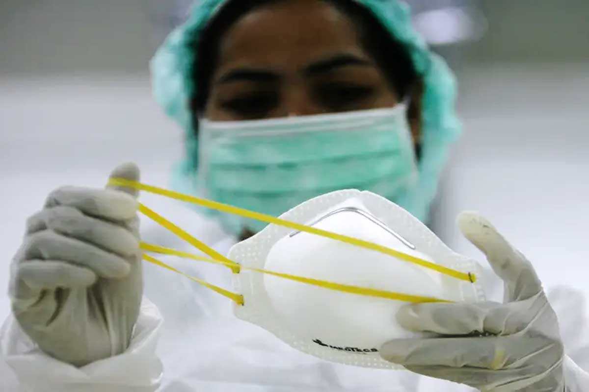 संकटकाळात मास्क एखाद्या सुरक्षा कवचाप्रमाणे काम करतो