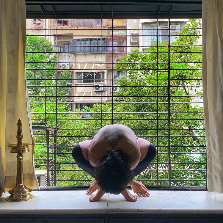 नताशा कधी बिकनी तर कधी न्यूड होऊनही योगा करताना दिसते. (फोटो सौजन्य - इन्स्टाग्राम/natashanoel001) नताशा कधी बिकनी तर कधी न्यूड होऊनही योगा करताना दिसते. (फोटो सौजन्य - इन्स्टाग्राम/natashanoel001)
