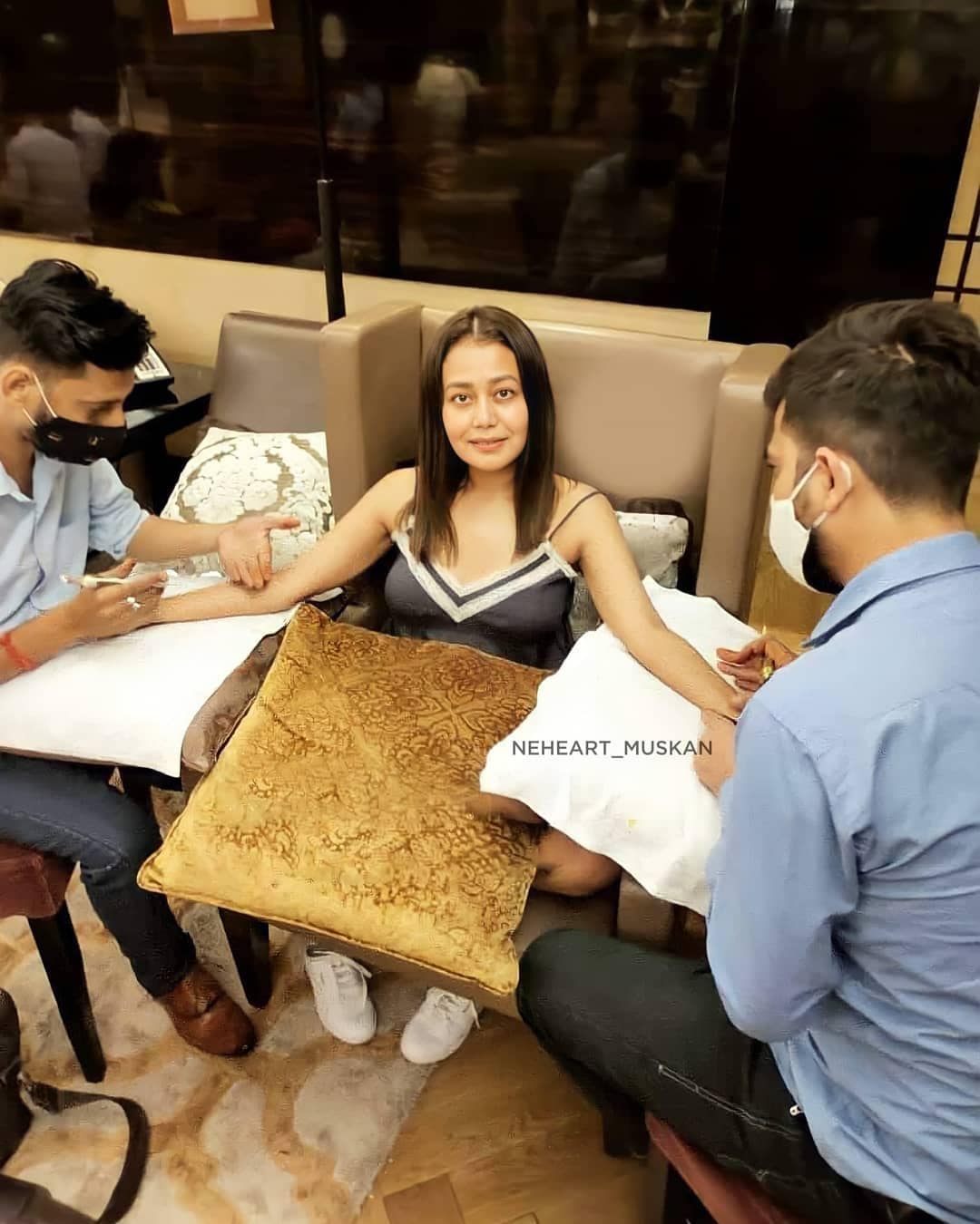 नेहा आणि रोहनप्रीत यांच्या लग्नाआधीचे काही फोटो सोशल मीडियावर व्हायरल झाले आहेत. नेहाच्या मेहंदी सेरेमनीचे हे फोटो आहेत. नेहा यामध्ये मेहंदी लावताना दिसते आहे. (फोटो सौजन्य - इन्स्टाग्राम/neheart_muskan) नेहा आणि रोहनप्रीत यांच्या लग्नाआधीचे काही फोटो सोशल मीडियावर व्हायरल झाले आहेत. नेहाच्या मेहंदी सेरेमनीचे हे फोटो आहेत. नेहा यामध्ये मेहंदी लावताना दिसते आहे. (फोटो सौजन्य - इन्स्टाग्राम/neheart_muskan)