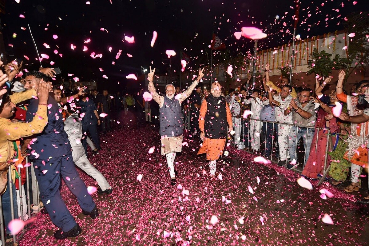 सप्टेंबर 2013 मध्ये नरेंद्र मोदींना भाजपने पंतप्रधानपदाचे उमेदवार म्हणून घोषित केलं आणि गुजरातमधून त्यांचं लक्ष दिल्लीकडे वळलं. सप्टेंबर 2013 मध्ये नरेंद्र मोदींना भाजपने पंतप्रधानपदाचे उमेदवार म्हणून घोषित केलं आणि गुजरातमधून त्यांचं लक्ष दिल्लीकडे वळलं.