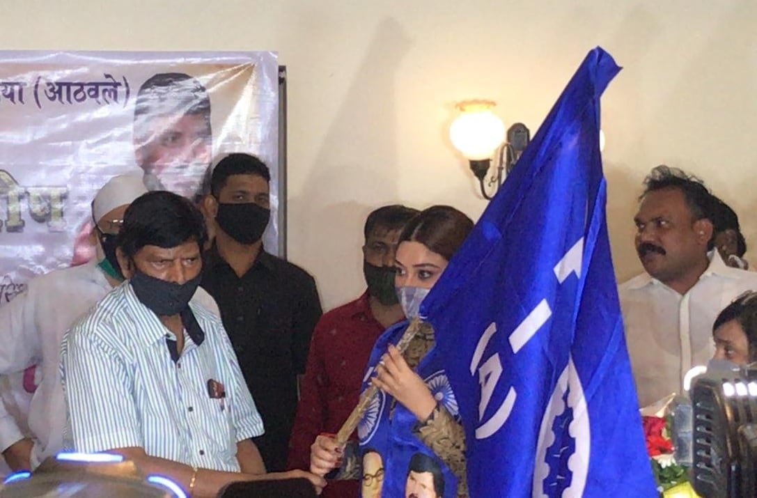 केंद्रीय मंत्री रामदास आठवलेंच्या उपस्थितीत तिनं पक्ष प्रवेश केला आहे. तिला महिला मोर्चाच्या राष्ट्रीय उपाध्यक्षपदाची जबाबदारी देण्यात आली आहे. (फोटो सौजन्य - एएनआय) केंद्रीय मंत्री रामदास आठवलेंच्या उपस्थितीत तिनं पक्ष प्रवेश केला आहे. तिला महिला मोर्चाच्या राष्ट्रीय उपाध्यक्षपदाची जबाबदारी देण्यात आली आहे. (फोटो सौजन्य - एएनआय)