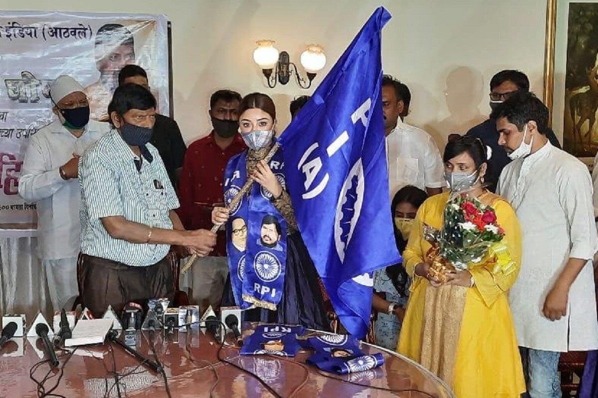 प्रसिद्ध दिग्दर्शक अनुराग कश्यपवर लैंगिक छळाचा आरोप करणारी अभिनेत्री पायल घोषची आता राजकारणात एन्ट्री झाली आहे. पायलने RPI चा झेंडा हाती घेतला आहे. (फोटो सौजन्य - एएनआय) प्रसिद्ध दिग्दर्शक अनुराग कश्यपवर लैंगिक छळाचा आरोप करणारी अभिनेत्री पायल घोषची आता राजकारणात एन्ट्री झाली आहे. पायलने RPI चा झेंडा हाती घेतला आहे. (फोटो सौजन्य - एएनआय)
