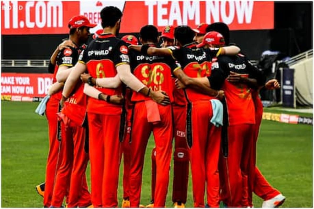 आयपीएलच्या तेराव्या हंगामात RCB नं जबरदस्त कामगिरी केली आहे. गुणतालिकेत 12 गुणांसह RCBचा संघ तिसऱ्या क्रमांकावर आहे. त्यामुळे गेल्या हंगामात तळाला असणारा हा संघ यावेळी प्ले ऑफ गाठणार हे निश्चित आहे. शनिवारी राजस्थान विरुद्ध झालेला सामना RCBनं 7 विकेटनं जिंकला. आयपीएलच्या तेराव्या हंगामात RCB नं जबरदस्त कामगिरी केली आहे. गुणतालिकेत 12 गुणांसह RCBचा संघ तिसऱ्या क्रमांकावर आहे. त्यामुळे गेल्या हंगामात तळाला असणारा हा संघ यावेळी प्ले ऑफ गाठणार हे निश्चित आहे. शनिवारी राजस्थान विरुद्ध झालेला सामना RCBनं 7 विकेटनं जिंकला.