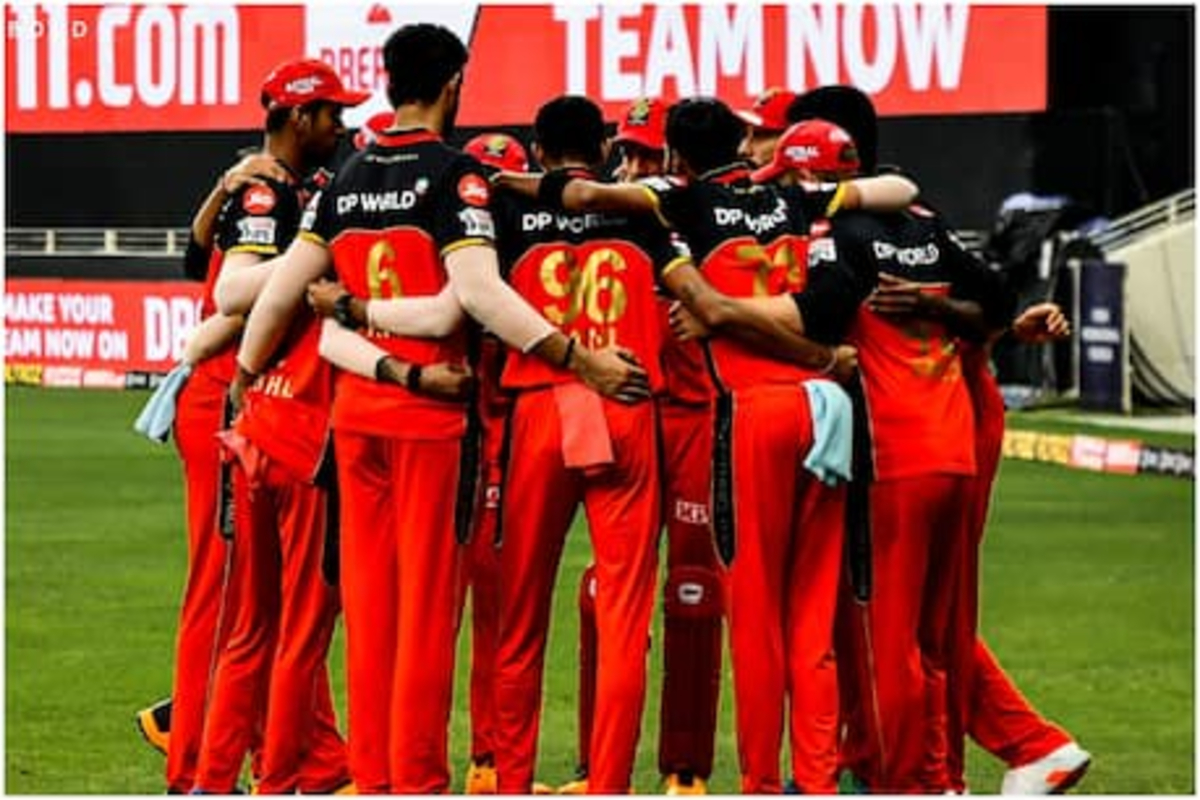 आयपीएलच्या तेराव्या हंगामात RCB नं जबरदस्त कामगिरी केली आहे. गुणतालिकेत 12 गुणांसह RCBचा संघ तिसऱ्या क्रमांकावर आहे. त्यामुळे गेल्या हंगामात तळाला असणारा हा संघ यावेळी प्ले ऑफ गाठणार हे निश्चित आहे. शनिवारी राजस्थान विरुद्ध झालेला सामना RCBनं 7 विकेटनं जिंकला.