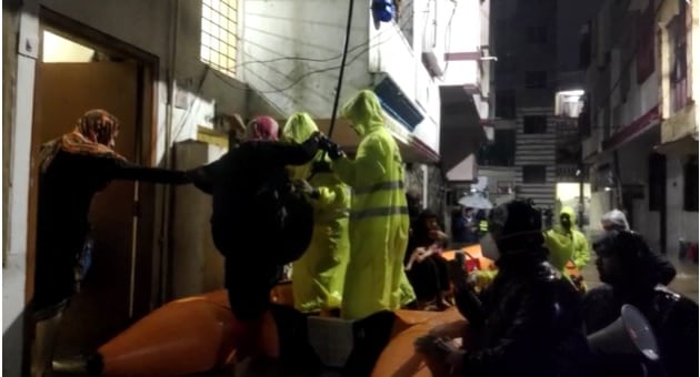 कित्येक ठिकाणी 150 मिमी पर्यंत पाऊस झाल्याने शहर पाण्याने वेढलं गेलं. NDRF च्या टीम बोटीतून रहिवाशांची सुटका करत आहेत. कित्येक ठिकाणी 150 मिमी पर्यंत पाऊस झाल्याने शहर पाण्याने वेढलं गेलं. NDRF च्या टीम बोटीतून रहिवाशांची सुटका करत आहेत.