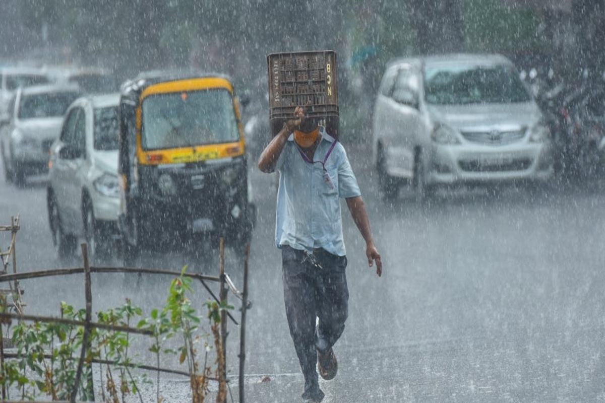 मुंबई, पुणेसह कोल्हापूरला विजांच्या कडकडाटासह मुसळधार पावसानं झोडपलं