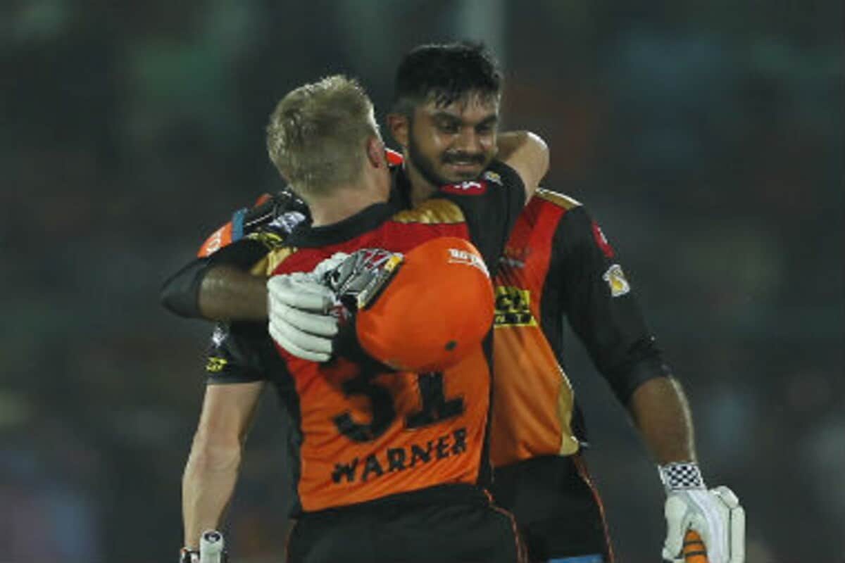 सनराइजर्स हैदराबादचे (Sunrisers Hyderabad) महत्त्वाचे खेळाडू दुखापतग्रस्त होत असल्याने टीमसमोरील आव्हान वाढले आहे. मिचेल मार्श आणि भुवनेश्वर कुमार बाहेर गेल्यानंतर हैदराबादला आणखी एक झटका मिळाला आहे. सनराइजर्स हैदराबादचे (Sunrisers Hyderabad) महत्त्वाचे खेळाडू दुखापतग्रस्त होत असल्याने टीमसमोरील आव्हान वाढले आहे. मिचेल मार्श आणि भुवनेश्वर कुमार बाहेर गेल्यानंतर हैदराबादला आणखी एक झटका मिळाला आहे.