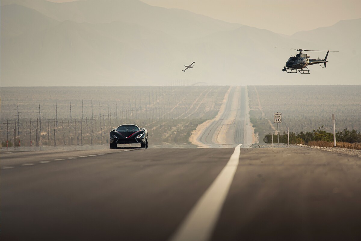 जगात सर्वात वेगवाग कारचे नाव घ्यायचे ठरले तर हा बहुमान Koenigsegg Agera या सुपरकारला जातो. पण आता SSC Tuatara या सुपरकारने नवा रेकॉर्ड करत इतिहास रचला आहे. SSC Tuatara ने तब्बल 532.93 किमी प्रतितास वेग गाठून जगातली सर्वात सुपरफास्ट कार असल्याचा मान मिळवला आहे. जगात सर्वात वेगवाग कारचे नाव घ्यायचे ठरले तर हा बहुमान Koenigsegg Agera या सुपरकारला जातो. पण आता SSC Tuatara या सुपरकारने नवा रेकॉर्ड करत इतिहास रचला आहे. SSC Tuatara ने तब्बल 532.93 किमी प्रतितास वेग गाठून जगातली सर्वात सुपरफास्ट कार असल्याचा मान मिळवला आहे.