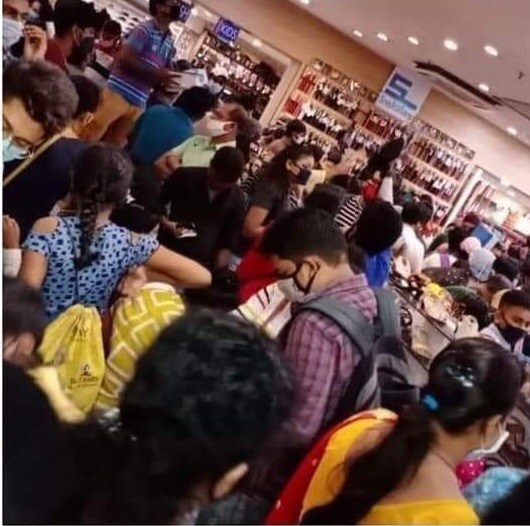 श्री लेदर्स नावाचं हे प्रसिद्ध चपलांच्या दुकानातली ही झुंबड भारतीय मानसिकता म्हणून व्हायरल झाली आहे. श्री लेदर्स नावाचं हे प्रसिद्ध चपलांच्या दुकानातली ही झुंबड भारतीय मानसिकता म्हणून व्हायरल झाली आहे.