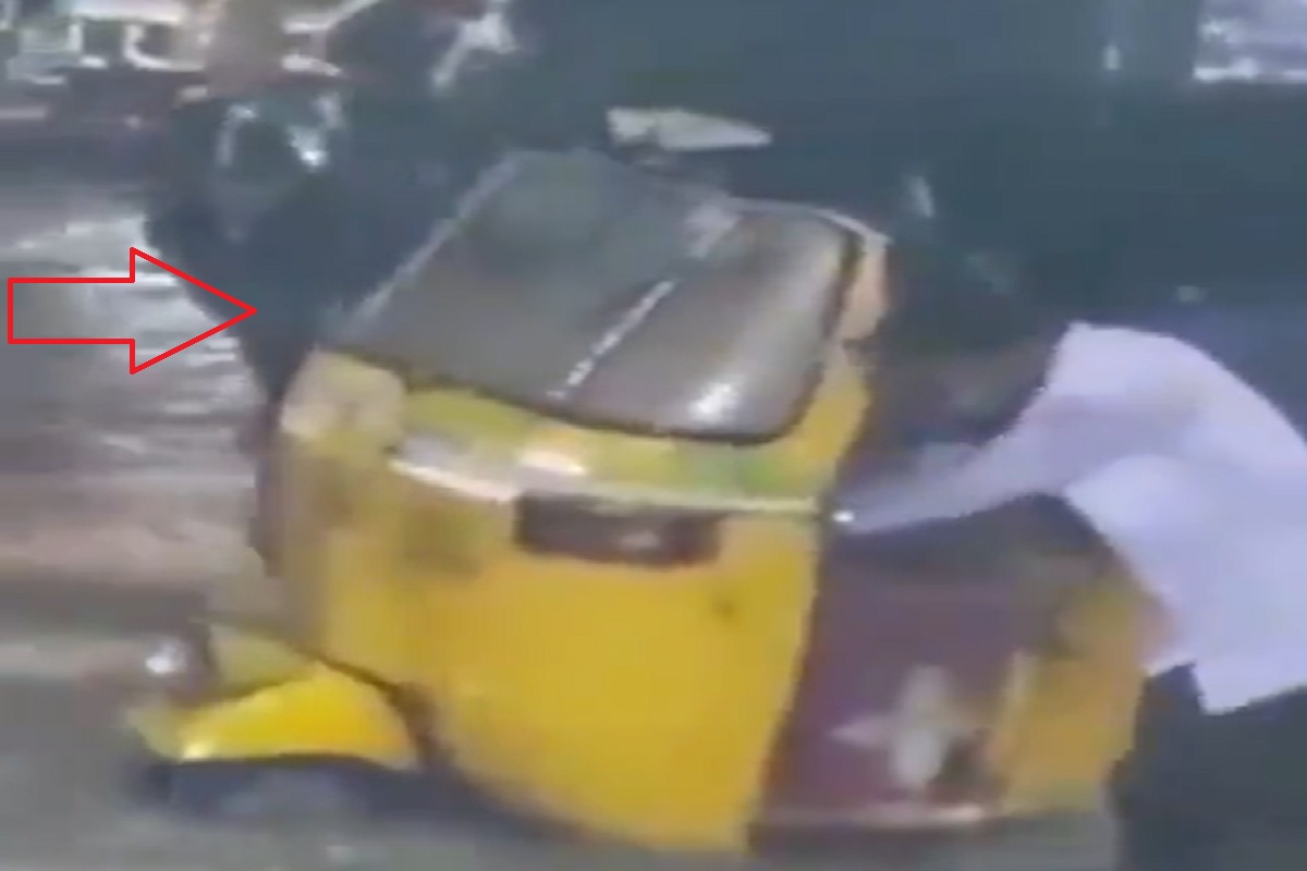 कडक सॅल्युट! जलमय झालेल्या रस्त्यातून तरुणानं गाड्यांना दाखवली वाट, पाहा VIDEO