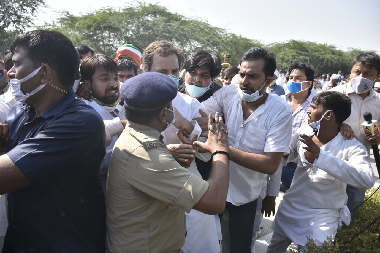 उत्तर प्रदेश पोलिसांनी जमावबंदीचे कारण देत राहुल गांधी व त्यांच्यासोबत असलेल्या काँग्रेस कार्यकर्ते व नेत्यांना पुढे जाण्यापासून अडवले उत्तर प्रदेश पोलिसांनी जमावबंदीचे कारण देत राहुल गांधी व त्यांच्यासोबत असलेल्या काँग्रेस कार्यकर्ते व नेत्यांना पुढे जाण्यापासून अडवले