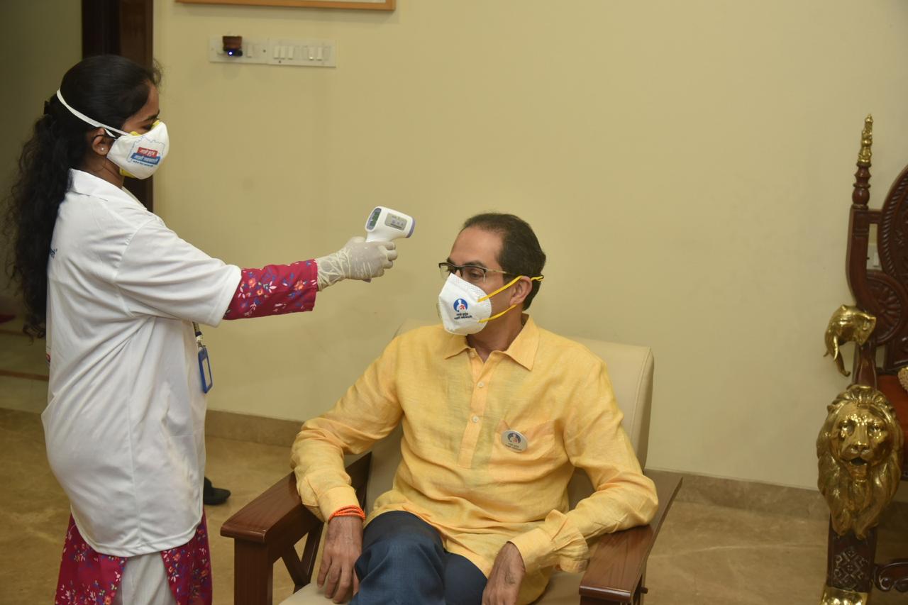 यावेळी मुख्यमंत्र्यांनी या पथकाशी चर्चा करून या मोहिमेची अंमलबजावणी कशा प्रकारे केली जाते याबाबत माहिती घेतली आणि काही सूचनाही केल्या. यावेळी मुख्यमंत्र्यांनी या पथकाशी चर्चा करून या मोहिमेची अंमलबजावणी कशा प्रकारे केली जाते याबाबत माहिती घेतली आणि काही सूचनाही केल्या.