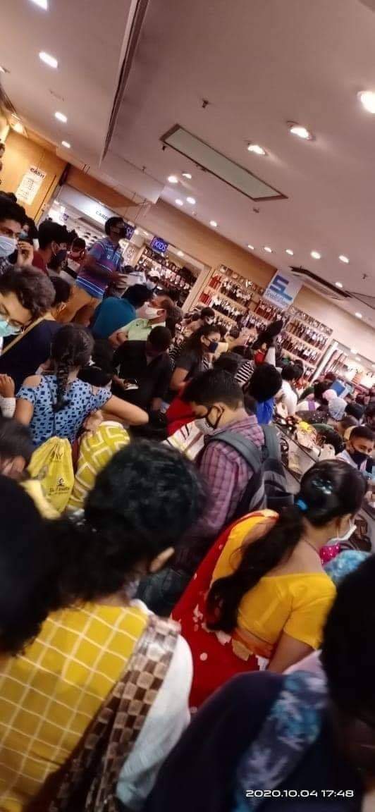 दोनच दिवसांपूर्वी पश्चिम बंगालमध्ये 24 तासांतले सर्वाधिक मृत्यू नोंदले गेले होते. तरीही लोकांना शहाणपणा येत नाही. दोनच दिवसांपूर्वी पश्चिम बंगालमध्ये 24 तासांतले सर्वाधिक मृत्यू नोंदले गेले होते. तरीही लोकांना शहाणपणा येत नाही.