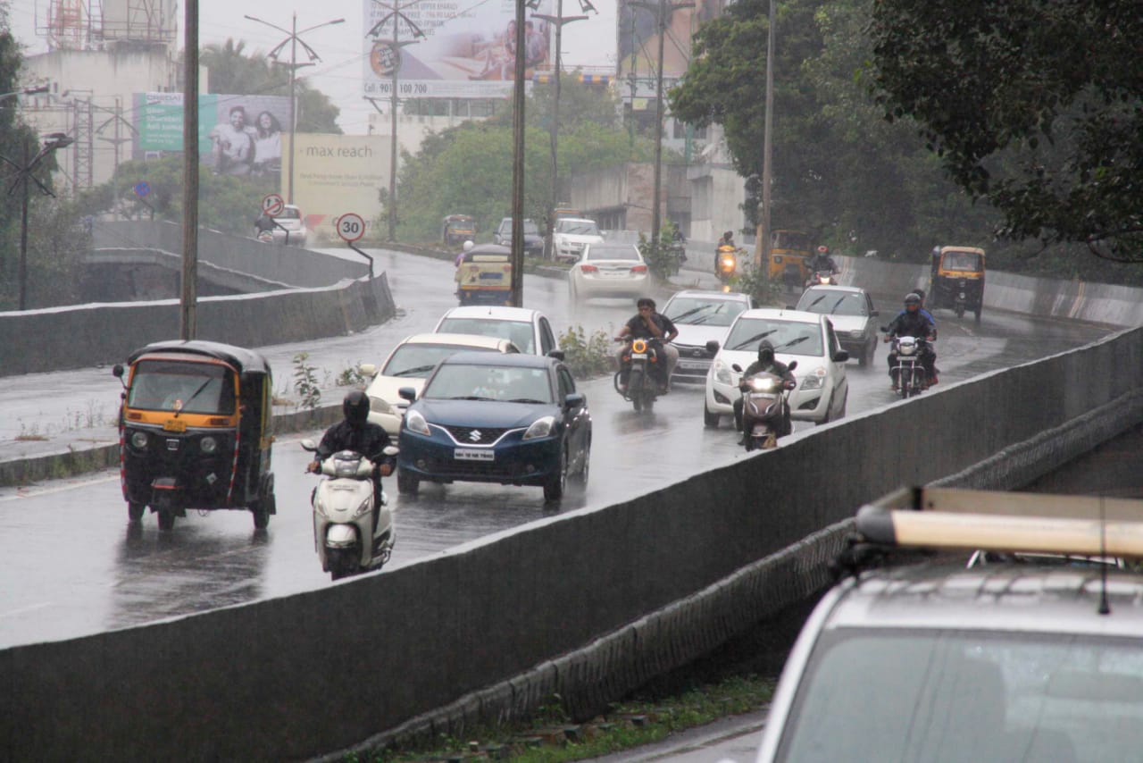 पुणे शहराच्या अनेक भागात शनिवारी दुपारी आकाश अचानक भरून आलं आणि ढगांच्या गडगडाटासह पावसाला सुरुवात झाली. पुणे शहराच्या अनेक भागात शनिवारी दुपारी आकाश अचानक भरून आलं आणि ढगांच्या गडगडाटासह पावसाला सुरुवात झाली.