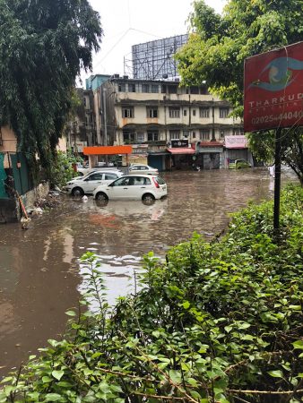 मोठ्या प्रमाणात परिसरात पाणी साचल्यामुळे नागरिकांचे हाल झाले. पाणी साचल्यामुळे वाहतुकीवरही त्याचा परिणाम झाल्याचं पाहायला मिळालं. मोठ्या प्रमाणात परिसरात पाणी साचल्यामुळे नागरिकांचे हाल झाले. पाणी साचल्यामुळे वाहतुकीवरही त्याचा परिणाम झाल्याचं पाहायला मिळालं.