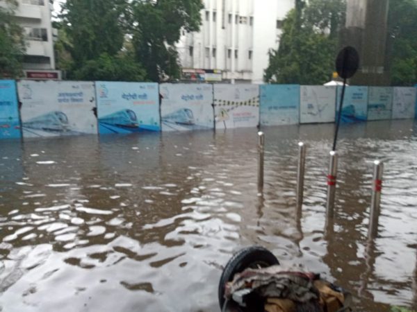 काल धुव्वाधार पावसामुळे पुन्हा एकदा कर्वे रस्ता नळस्टॉप चौक आणि म्हात्रे पुलाजवळील रिलायन्स मॉल येथे मोठ्या प्रमाणात पाणी साचल्याचं पाहायला मिळालं. काल धुव्वाधार पावसामुळे पुन्हा एकदा कर्वे रस्ता नळस्टॉप चौक आणि म्हात्रे पुलाजवळील रिलायन्स मॉल येथे मोठ्या प्रमाणात पाणी साचल्याचं पाहायला मिळालं.