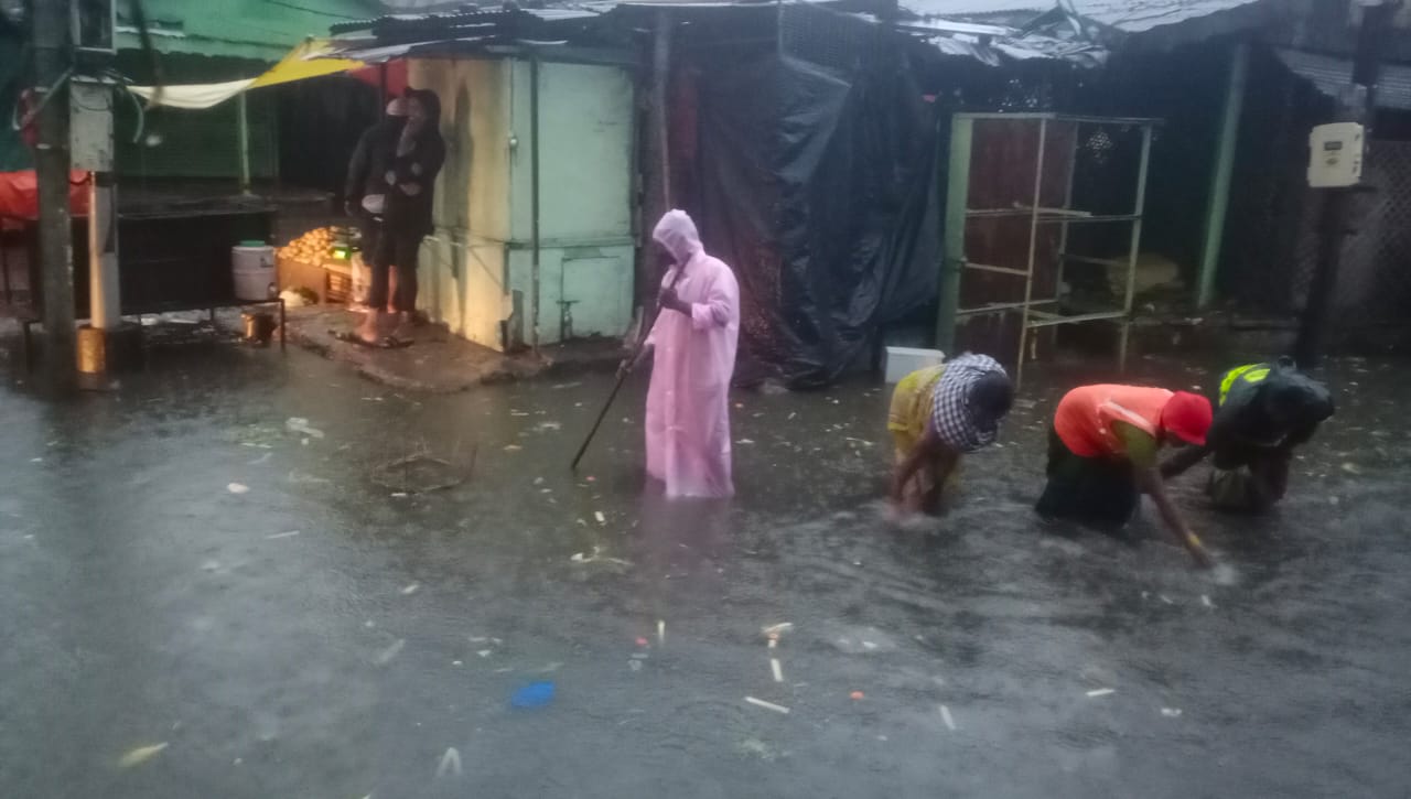 फक्त हैदराबादच नाही, तर संपूर्ण तेलंगणाला पावसाने झोडपलं. अनेक ग्रामीण भागातलं नुकसान अद्याप समोर आलेलं नाही. फक्त हैदराबादच नाही, तर संपूर्ण तेलंगणाला पावसाने झोडपलं. अनेक ग्रामीण भागातलं नुकसान अद्याप समोर आलेलं नाही.