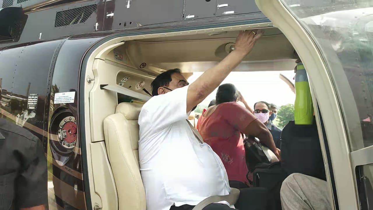 एकनाथ खडसेंच्या राष्ट्रवादी प्रवेशाची निश्चितता झाल्यानंतर त्यांच्या मुंबई दौऱ्याकडे सर्वांचे लक्ष लागले होते. खडसेंसोबत कोण कोण मुंबईत जाणार याबाबत खूप उत्सुकता होती. एकनाथ खडसेंच्या राष्ट्रवादी प्रवेशाची निश्चितता झाल्यानंतर त्यांच्या मुंबई दौऱ्याकडे सर्वांचे लक्ष लागले होते. खडसेंसोबत कोण कोण मुंबईत जाणार याबाबत खूप उत्सुकता होती.
