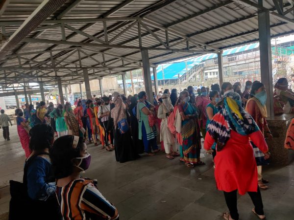 याआधी डोंबिवली, दिवा स्थानकाबाहेर महिला प्रवाशांच्या तिकीटासाठी लांबच लांब रांगा पाहायला मिळाल्या होता. याआधी डोंबिवली, दिवा स्थानकाबाहेर महिला प्रवाशांच्या तिकीटासाठी लांबच लांब रांगा पाहायला मिळाल्या होता.