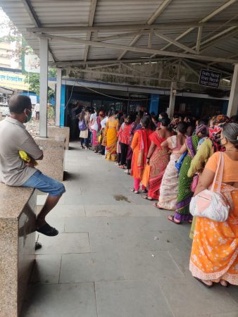 ही परवानगी देऊन एक आठवडा उलटून गेला तरी देखील मोठ्या प्रमाणात स्थानकाबाहेर महिला प्रवाशांची गर्दी पाहायला मिळत आहे. ही परवानगी देऊन एक आठवडा उलटून गेला तरी देखील मोठ्या प्रमाणात स्थानकाबाहेर महिला प्रवाशांची गर्दी पाहायला मिळत आहे.
