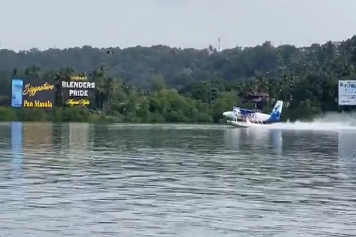 स्पाइसजेटने Twin Otter 300 हे सी प्लेन खरेदी केलं आहे. रविवारी हे सी-प्लेन मालदीवहून कोचीला पोहोचलं होतं आणि आज गोव्याहून गुजरातमध्ये दाखल झालं आहे. स्पाइसजेटने Twin Otter 300 हे सी प्लेन खरेदी केलं आहे. रविवारी हे सी-प्लेन मालदीवहून कोचीला पोहोचलं होतं आणि आज गोव्याहून गुजरातमध्ये दाखल झालं आहे.
