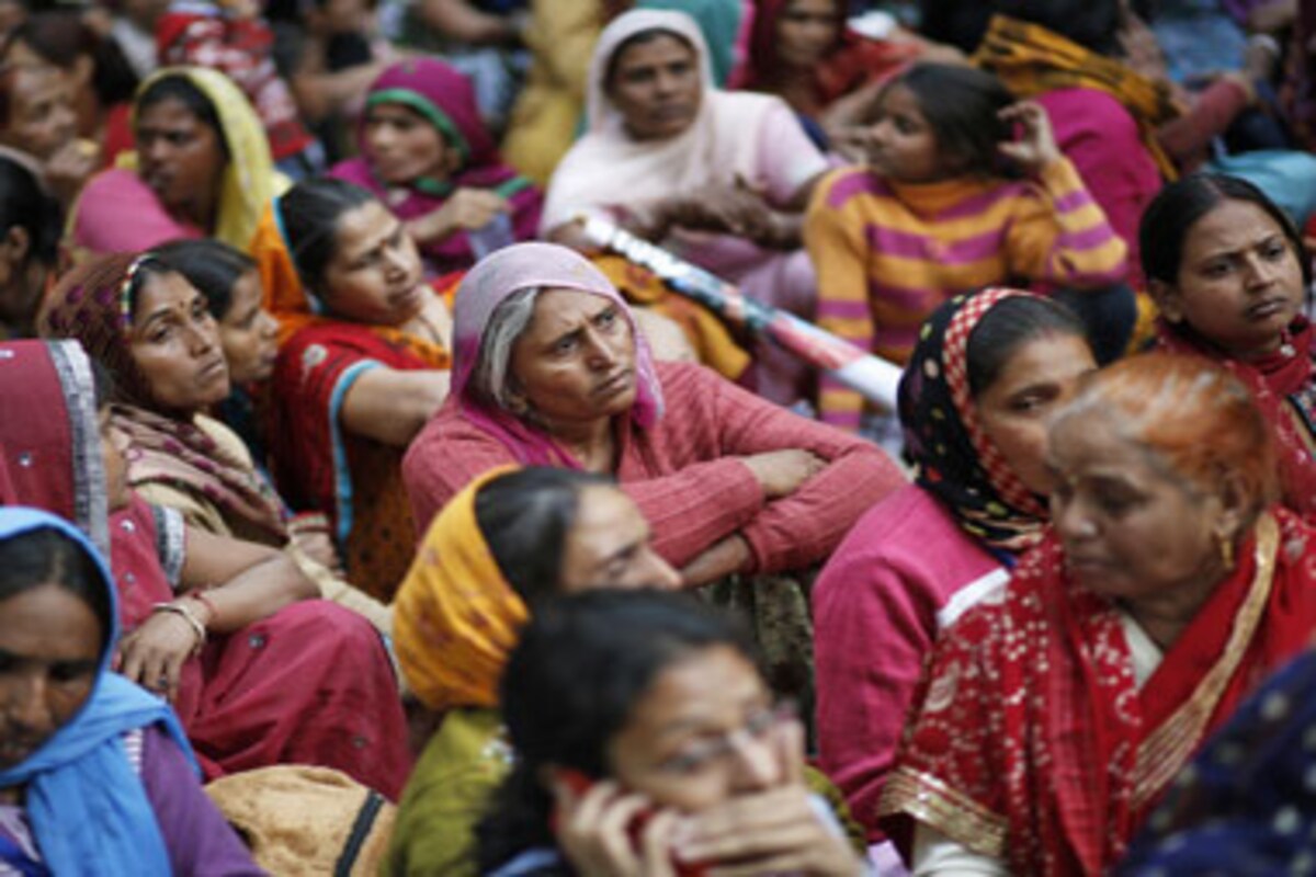 महिलांच्या बँक खात्यामध्ये 2.20 लाख जमा करतंय सरकार? वाचा काय आहे सत्य