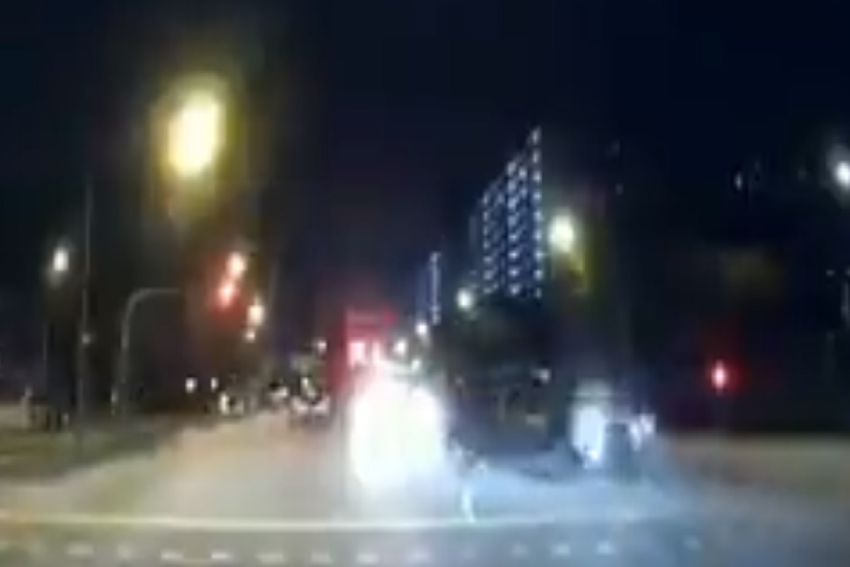 सुसाट दुचाकी-कारची धडक; 2 फूट उंच उडून तरुण खाली पडला, पाहा थरारक VIDEO