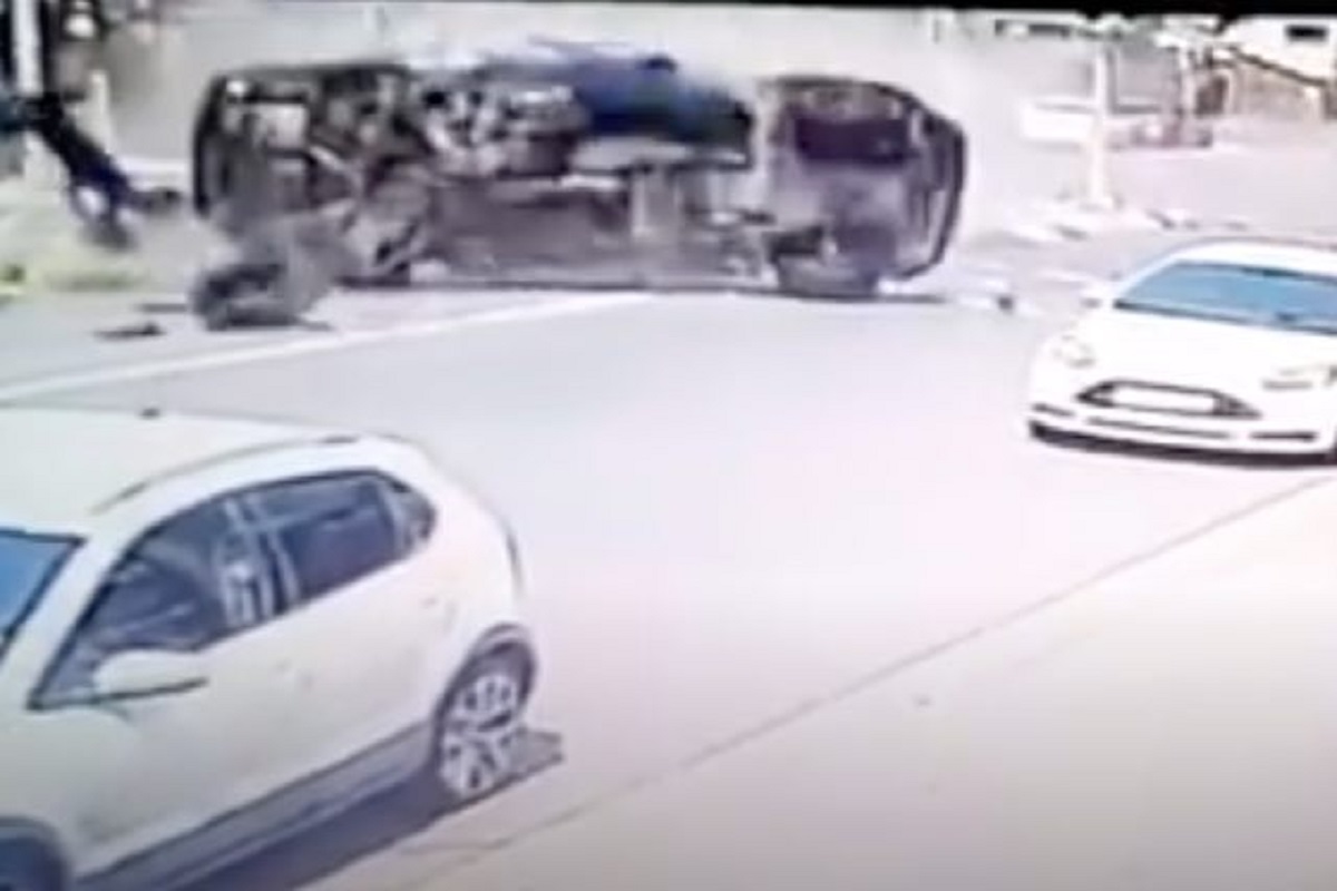 सिंग्नल तोडून हवेत उडाली गाडी, तीन वेळा आपटून रस्त्यावर आदळली; पाहा भंयकर अपघाताचा VIDEO