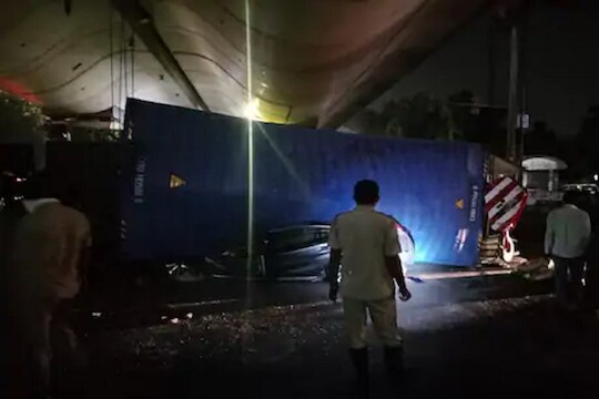 होंडा सिटीवर उलटला तांदळानं भरलेला कंटेनर, चालकाचा मृतदेहही मिळेना; पाहा भीषण अपघाताचा VIDEO