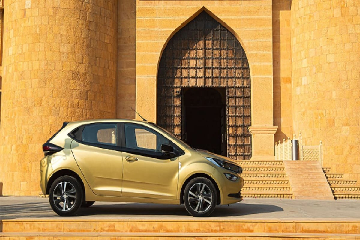 Tata Altroz - 5.44 लाख रुपये - बलेनोचा थेट प्रतिस्पर्धी म्हणून अल्ट्रोज ही टाटा मोटर्सची प्रीमियम हॅचबॅक गाडी आहे आणि वैशिष्ट्यांच्या बाबतीत बलेनोची ती कट्टर प्रतिस्पर्धी आहे. अल्ट्रोजमध्ये पेट्रोल आणि डिझेल दोन्ही पर्याय आहेत. Tata Altroz - 5.44 लाख रुपये - बलेनोचा थेट प्रतिस्पर्धी म्हणून अल्ट्रोज ही टाटा मोटर्सची प्रीमियम हॅचबॅक गाडी आहे आणि वैशिष्ट्यांच्या बाबतीत बलेनोची ती कट्टर प्रतिस्पर्धी आहे. अल्ट्रोजमध्ये पेट्रोल आणि डिझेल दोन्ही पर्याय आहेत.